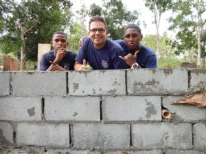 Mit Roberto und Juan habe ich die ersten Mauern an der "Finca" gebaut 